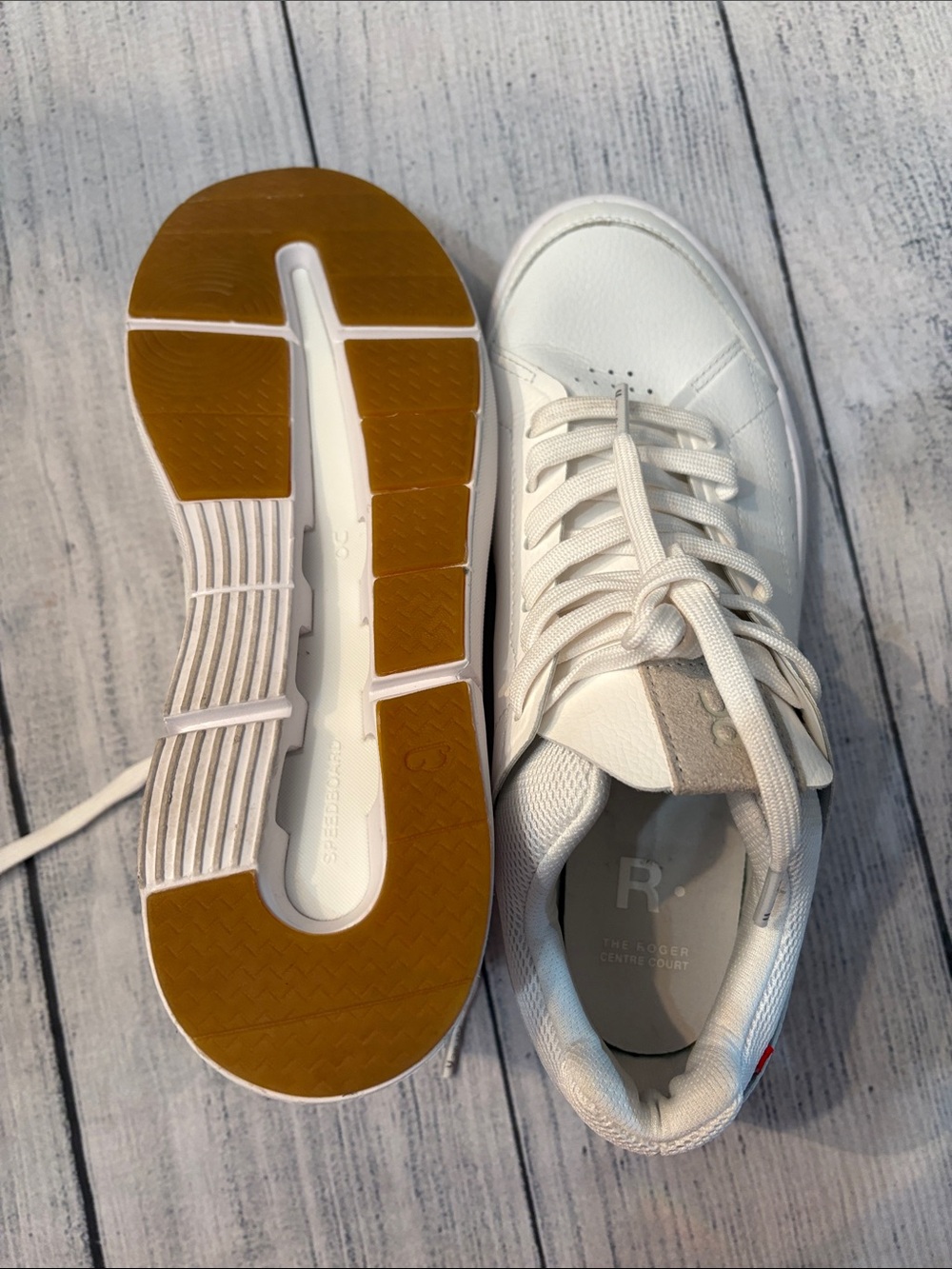 On The Roger Centre Court White Gum (Women's) - size 9 🌟 - Picture 6 of 7